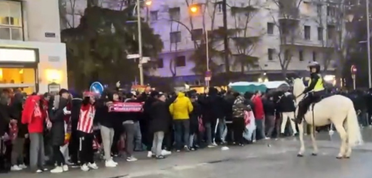 馬競球迷進入伯納烏時向人群投擲雜物，導致安保對其進行脫鞋檢查
