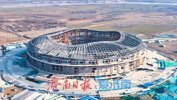 魯媒：戴上1.6萬噸“鋼鐵巨冠”，黃河體育中心球場完成屋蓋施工