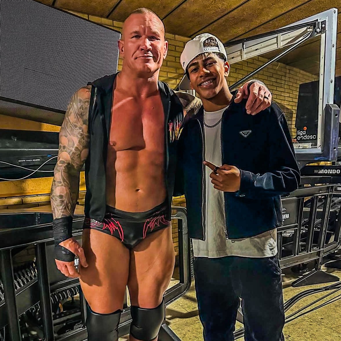 小心RKO！亞馬爾現(xiàn)場觀戰(zhàn)WWE，和奧爾頓、Triple H等合影