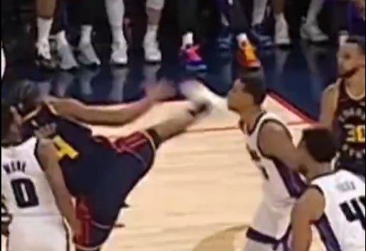 抬腳過高踢到了對手下巴！NBA官方：穆迪這一動作被判1級惡犯