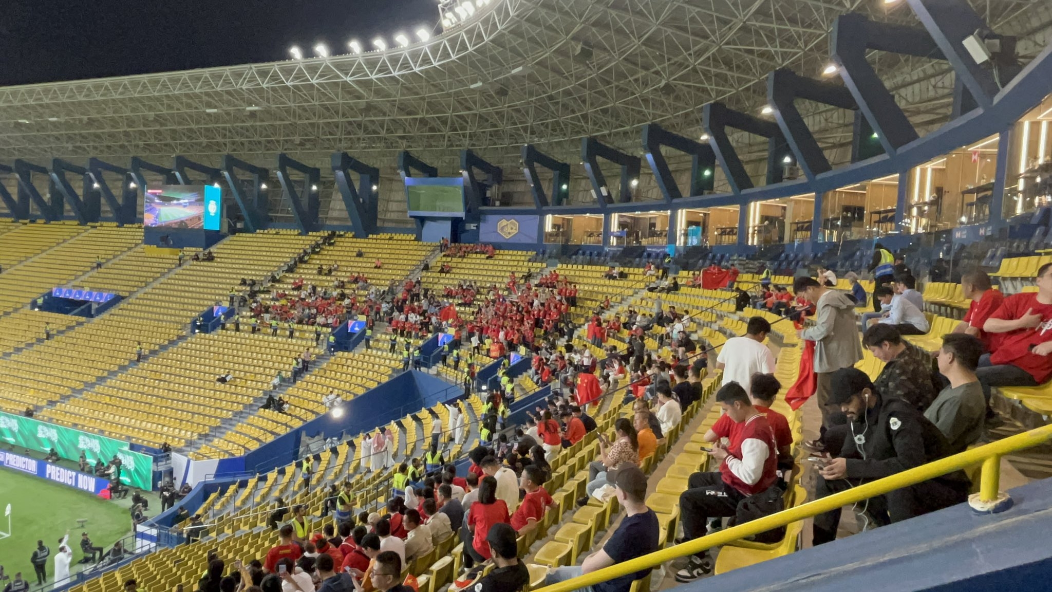 球票已售罄！中國球迷已經(jīng)入場，坐在球場上層沙特球迷區(qū)上方