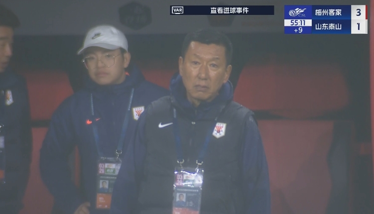 半場1-3落后遞補隊！場邊的崔康熙表情焦急