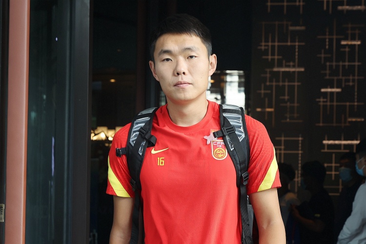 媒體人：國足征召5名邊后衛(wèi)真的有必要嗎？中場堆積眾多8號位