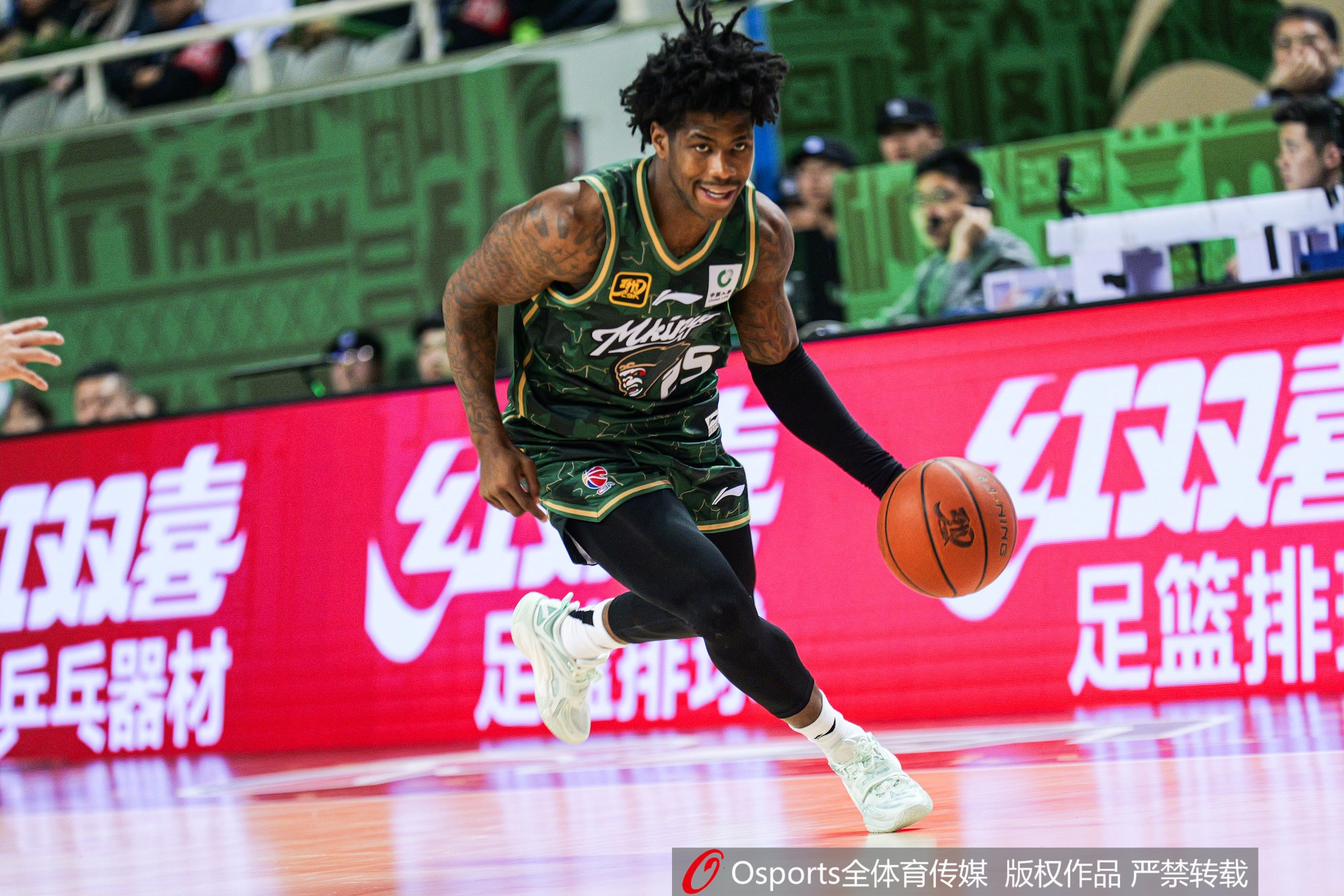 這外援猛得很！肯德里克-戴維斯16投12中&罰球18中15砍43分6板9助